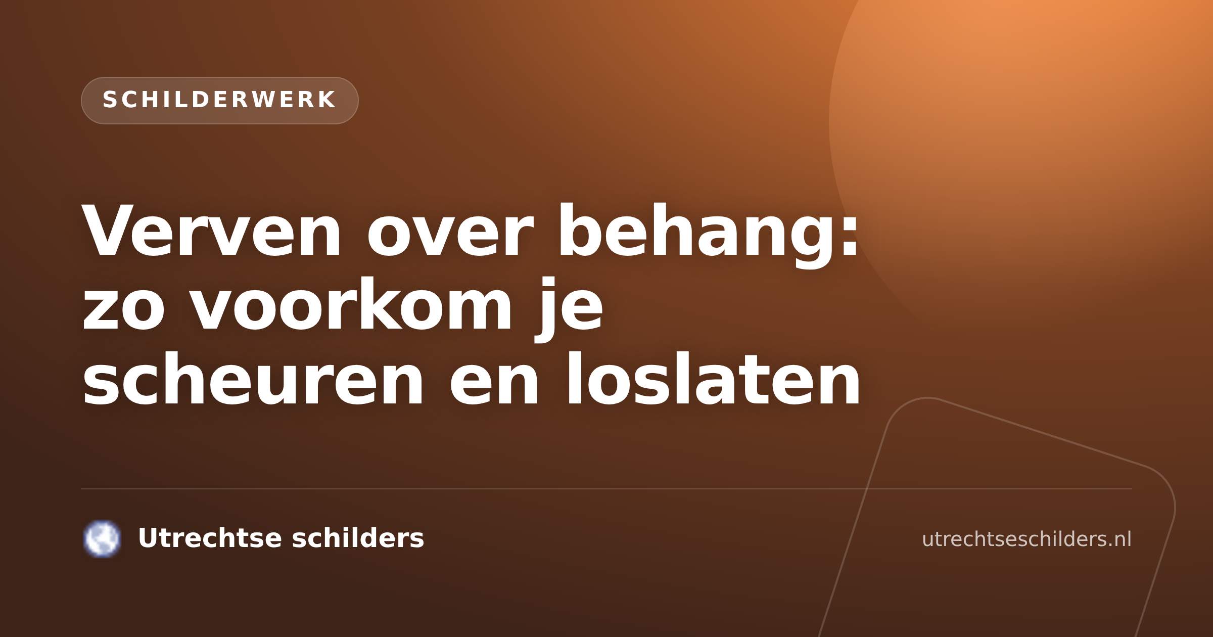 Verven over behang in een woonkamer met strak afgewerkt resultaat