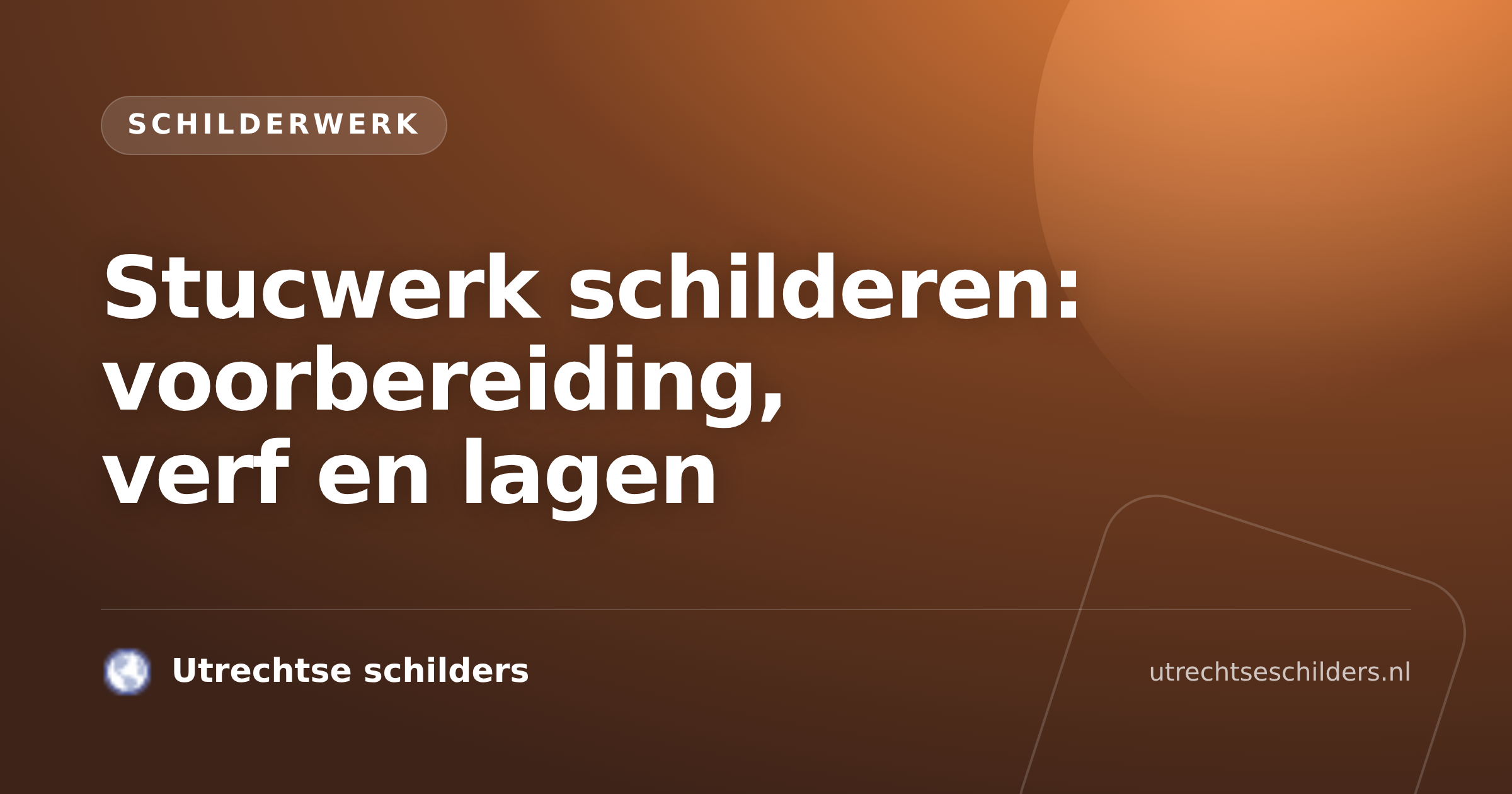 Stucwerk schilderen van een gladde gestucte muur met roller en verfemmer