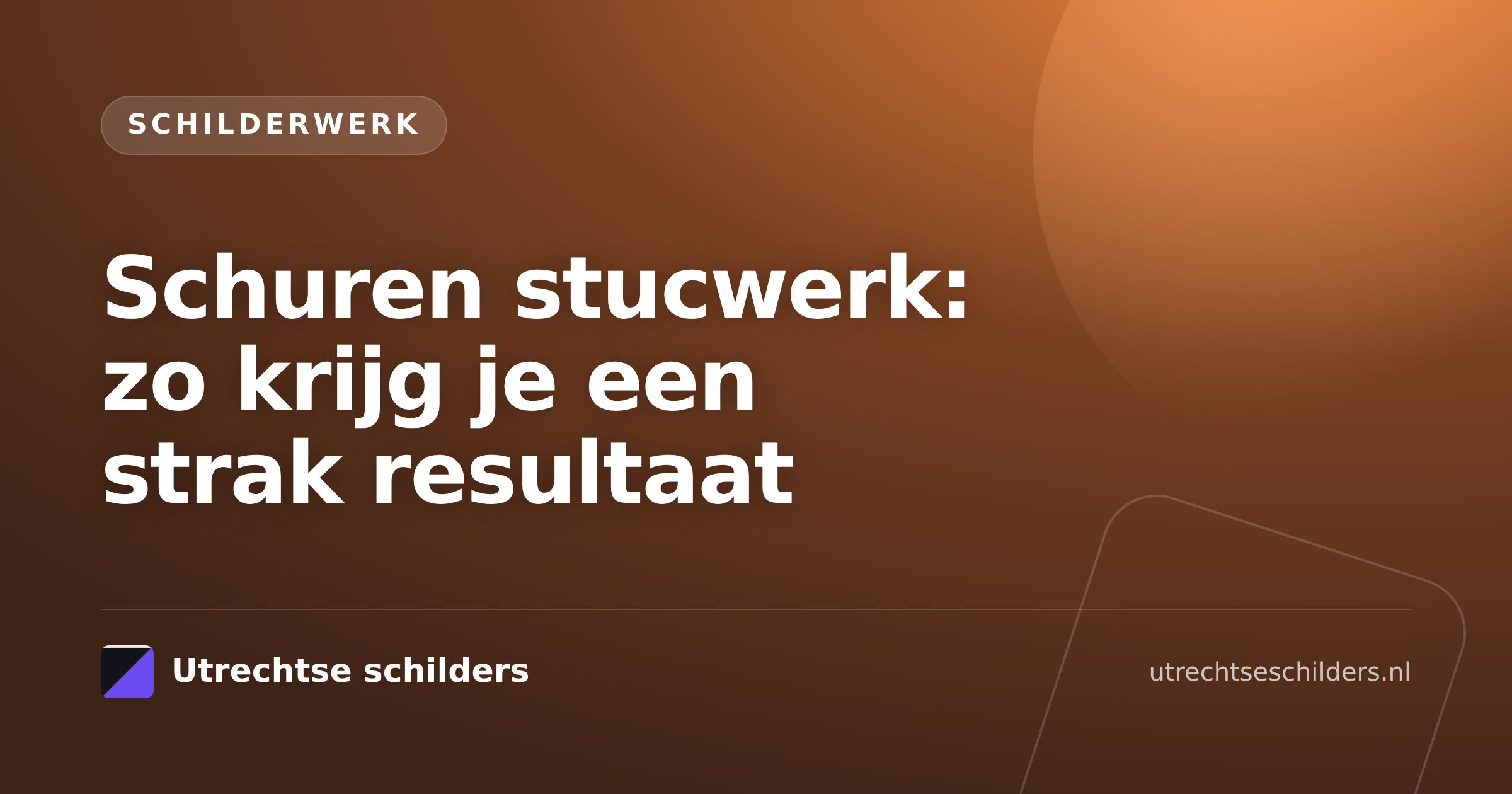 Schuren stucwerk van een gestucte wand met schuurmachine en stofafzuiging